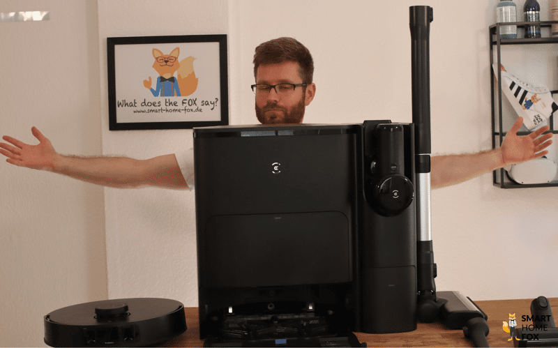 Ein Smart Home Fox Mitarbeiter begutachtet die ECOVACS DEEBOT T30S COMBO COMPLETE Service Station.